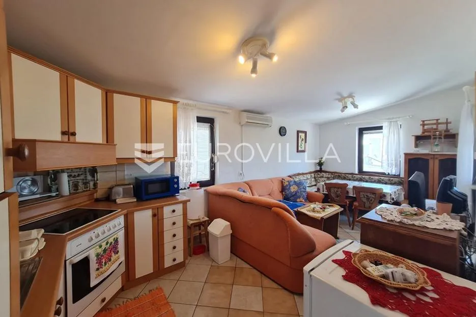 vir, nekretnina na izvrsnoj lokaciji, 40 m od mora, s dva odvojena apartmana - slika 15