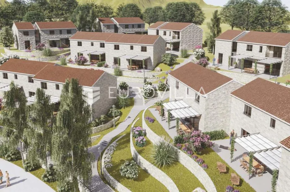 istra, atraktivno zemljište uz prometnicu koja povezuje bale s vodnjanom - slika 13