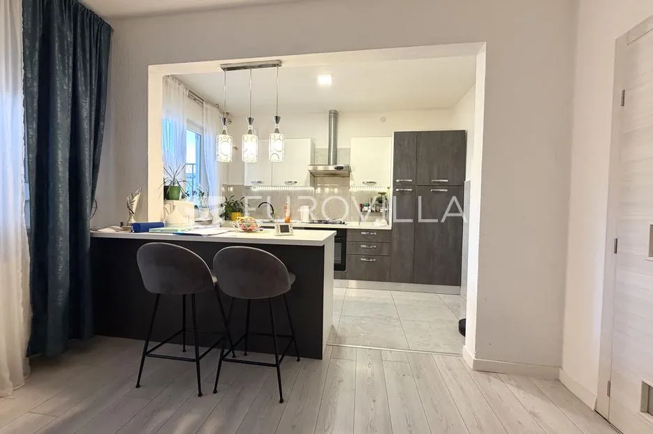 đakovo, centar, novouređena kuća 250 m² - slika 15