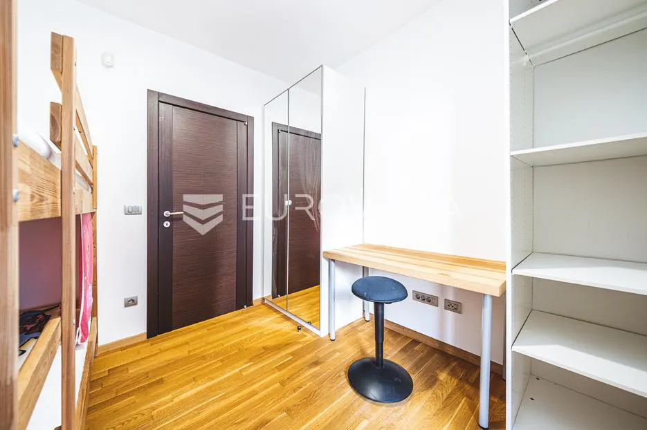 zagreb, jelenovac, prostoran četverosoban stan s balkonom i dvije garaže, 202 m² - slika 17