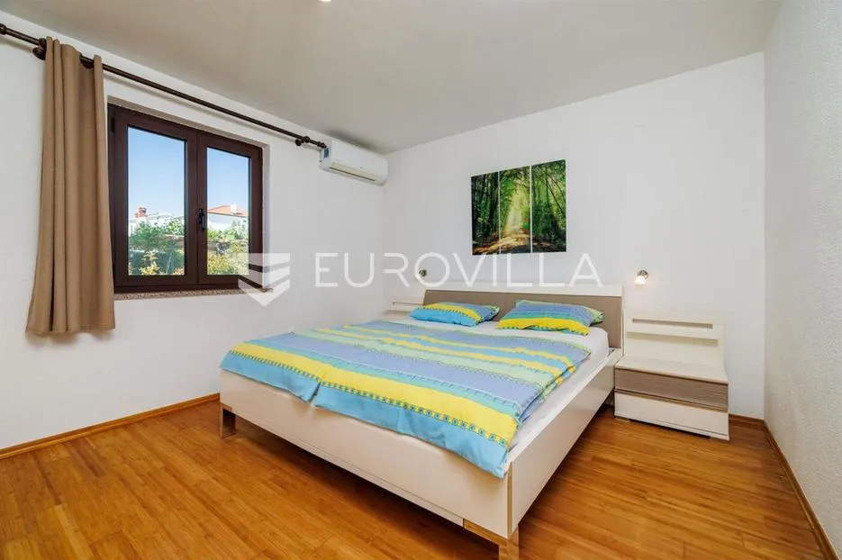 krk, punat, samostojeća kuća s dva apartmana po 100 m², studio apartman, bazen, garaža, sauna - slika 29