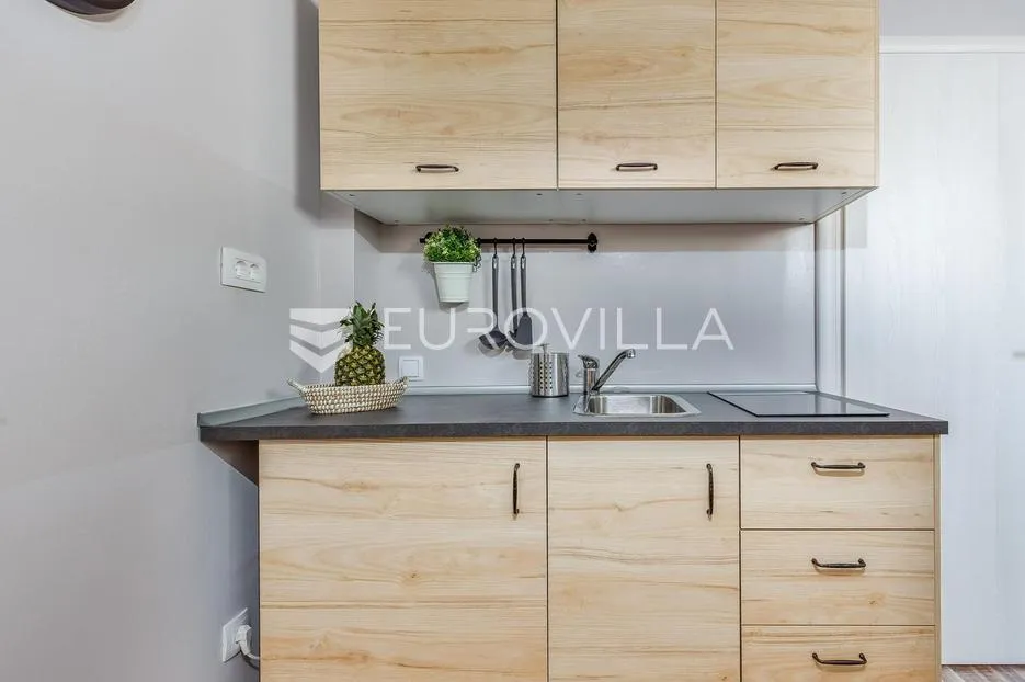 rijeka, centar, novouređen dvoetaži stan nkp 125 m2 s četiri apartmana - slika 24
