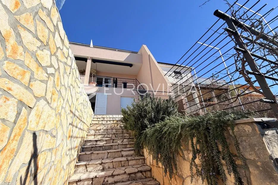 crikvenica, kuća s četiri apartmana, bazenom, uhodan turistički posao s pogledom na more - slika 42