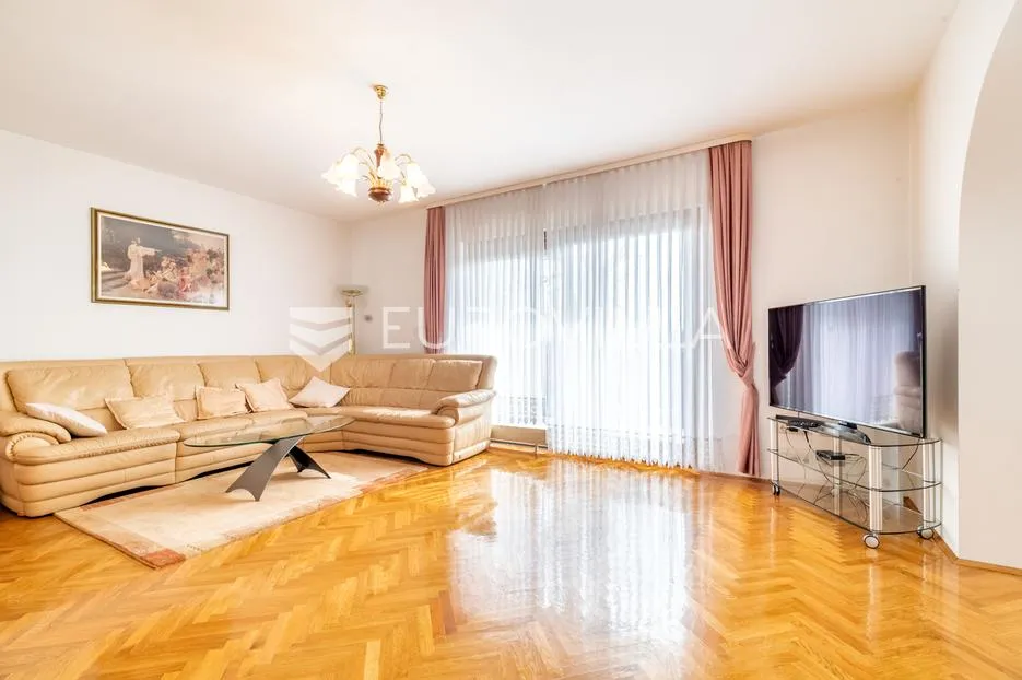 zagreb, sesvetski kraljevec, kvalitetna kuća s dva stana i garažom 390 m2 - slika 2