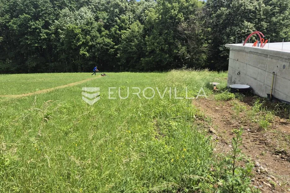 velika, atraktivno građevinsko zemljište 637 m² u vikend naselju - slika 1