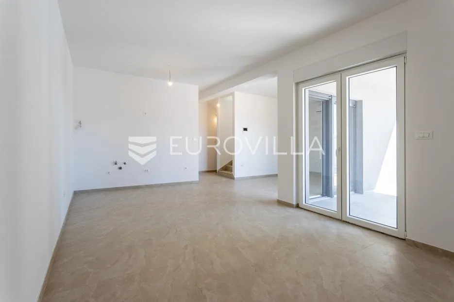 vodice, moderna dvojna kuća s bazenom, novogradnja 169,89 m² - slika 8
