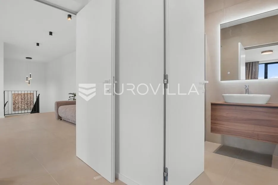 istra, rovinjsko selo, jedinstvena katnica 250 m² - slika 15
