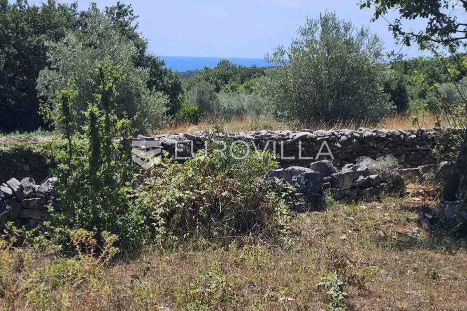 Marčana, Peruški, 850 m² građevinskog i 3726 m² poljoprivrednog zemljišta s pogledom na more