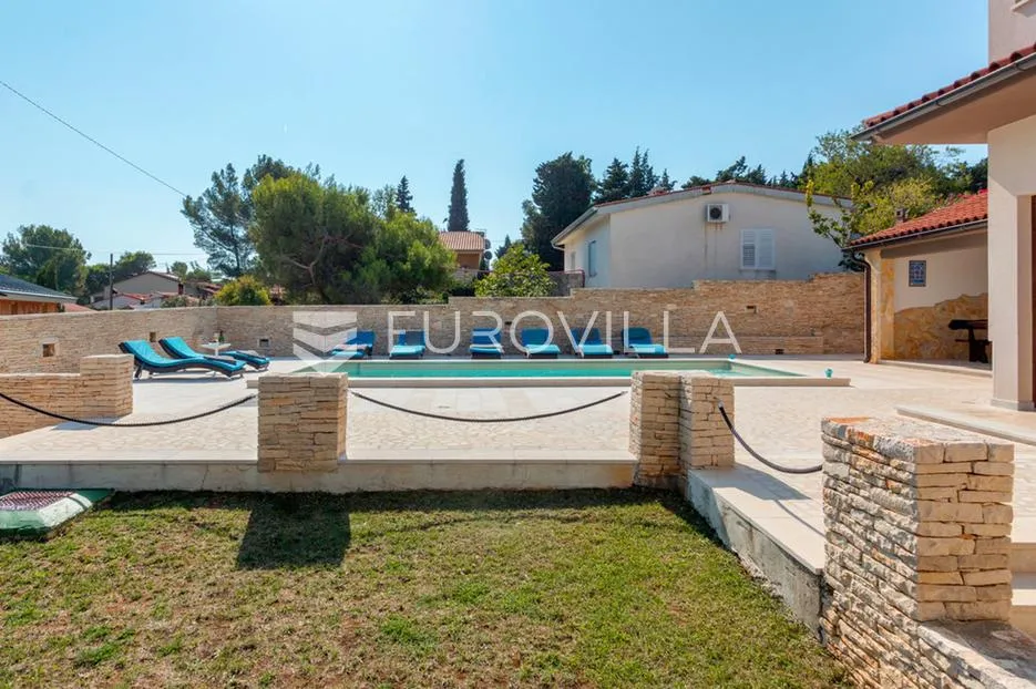 istra, premantura, unikatna vila s panoramskim pogledom, na velikoj uređenoj okućnici - slika 13