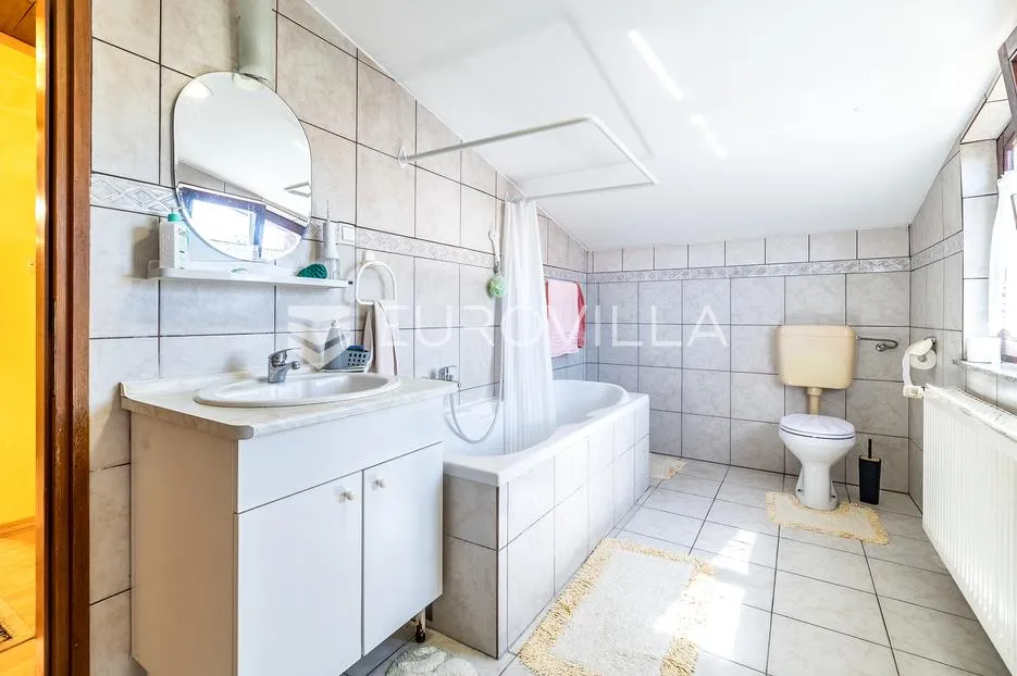 zagreb, blato, dvije kuće na parceli od 3.300 m², velika okućnica, gospodarska namjena - slika 7