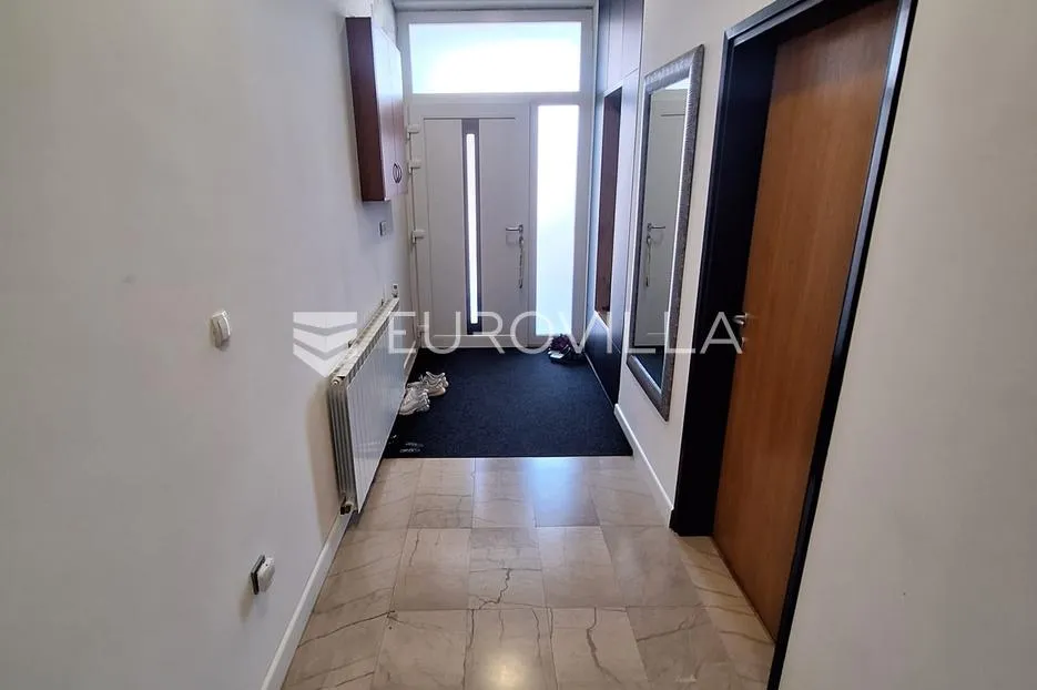 karlovac, luščić, kuća 345 m², novouređena, odlična lokacija - slika 16