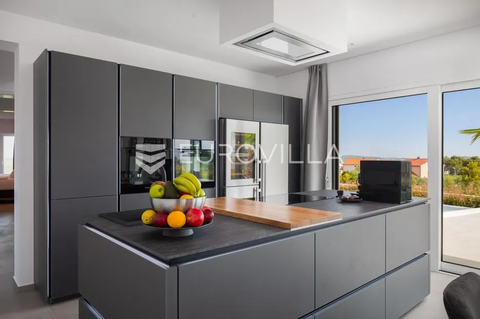 vodice, moderna vila s bazenom i pogledom na more, 332,92 m² - slika 8