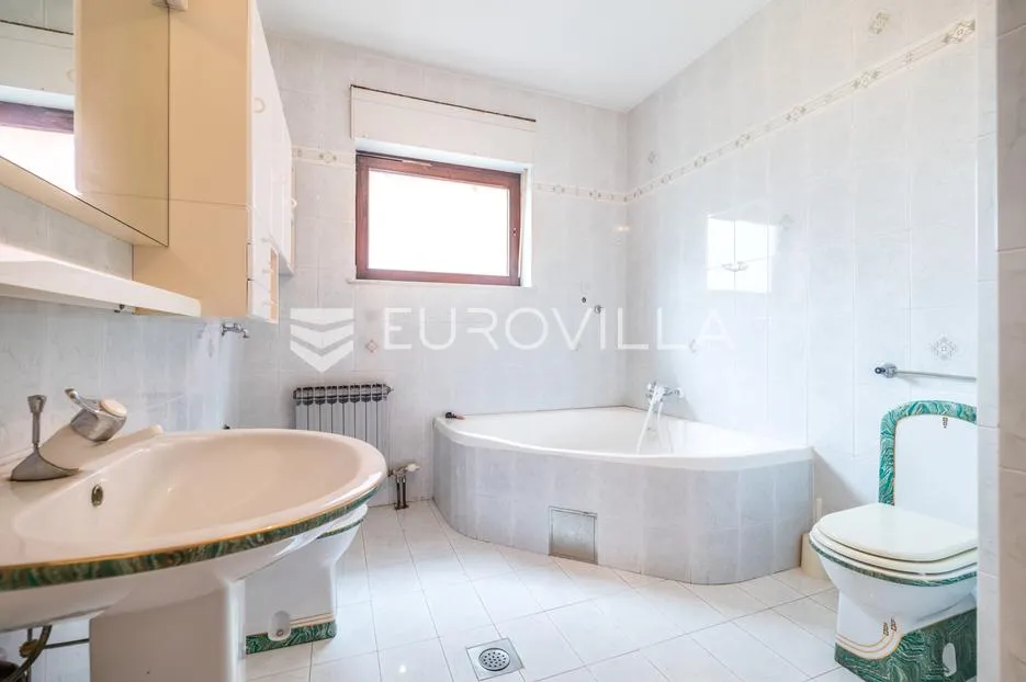 zagreb, granešina, stambeno, poslovna kuća s okućnicom, 377 m² - slika 10