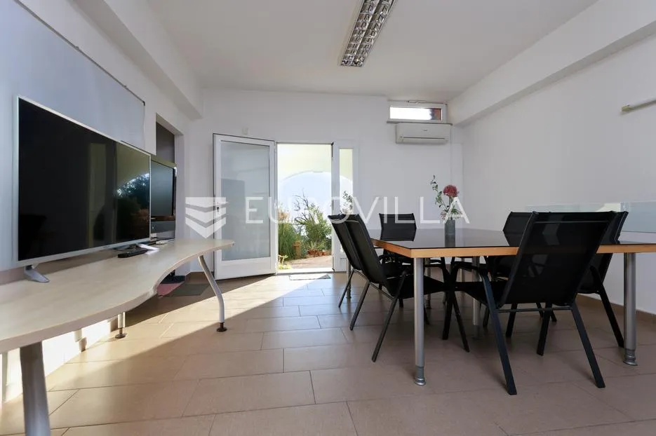 kastav, poslovni prostor 120 m² u prizemlju novije zgrade, dvije kupaonice, tri radne prostorije - slika 3