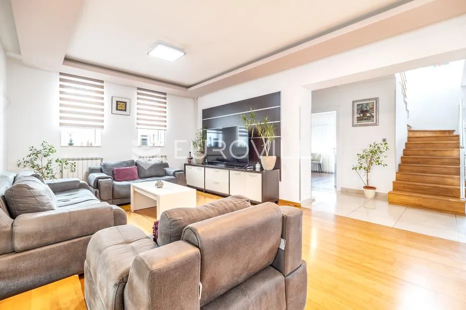 sveta nedelja, poslovno, stambena zgrada dvije hale, 670 m² - slika 1