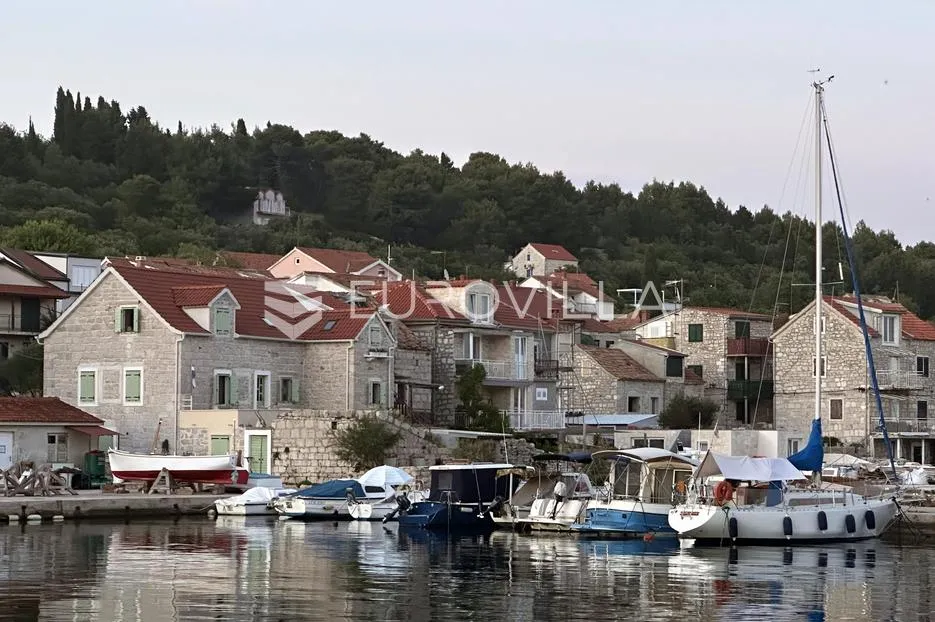 prvić luka, djelomično renovirana kamena kuća, prvi red do mora, 298 m² - slika 30