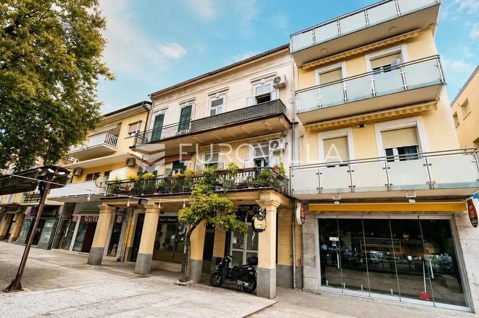 crikvenica, troetažna kuća na šetnici s dva odvojena ulaza, prvi red do mora - slika 2