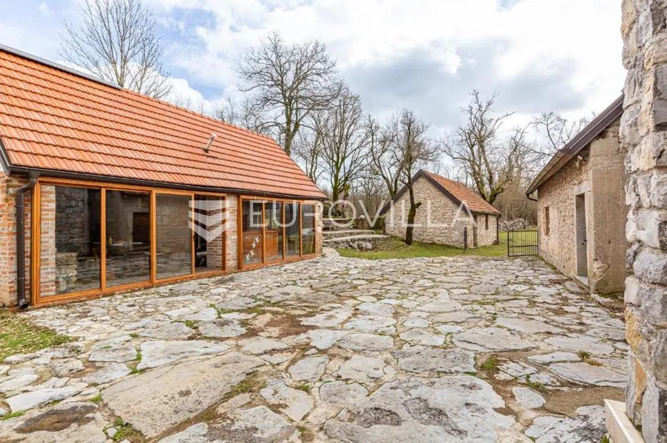 gračac, lijepo imanje u prirodi sa četiri kamene kuće i brojnim sadržajima - slika 22
