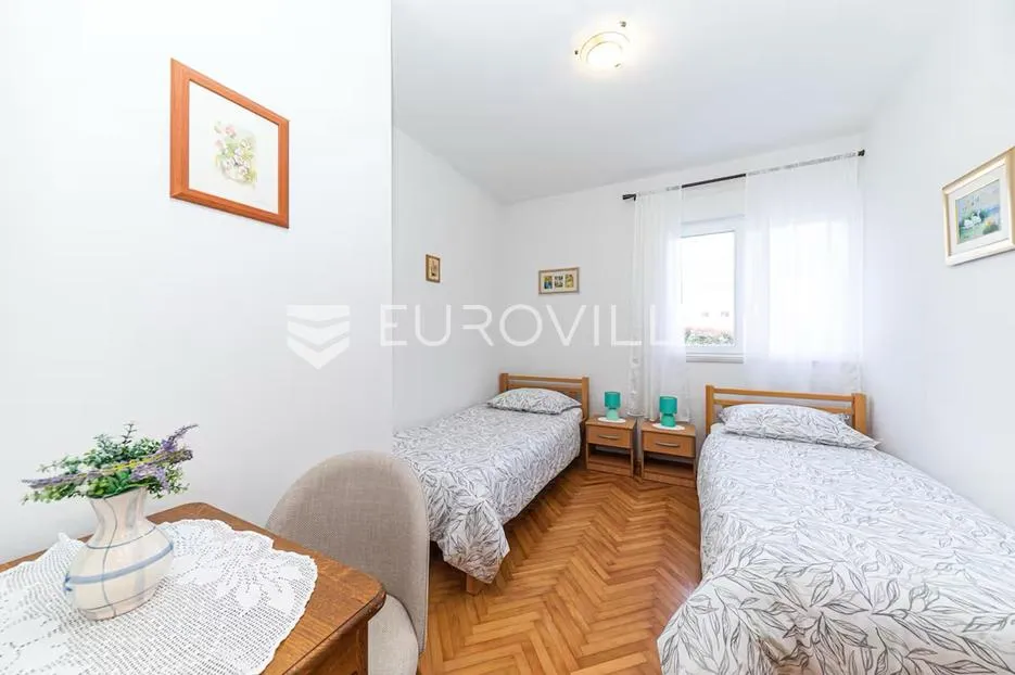 kaštel sućurac, predivna kuća s bazenom u prvom redu do mora - slika 13