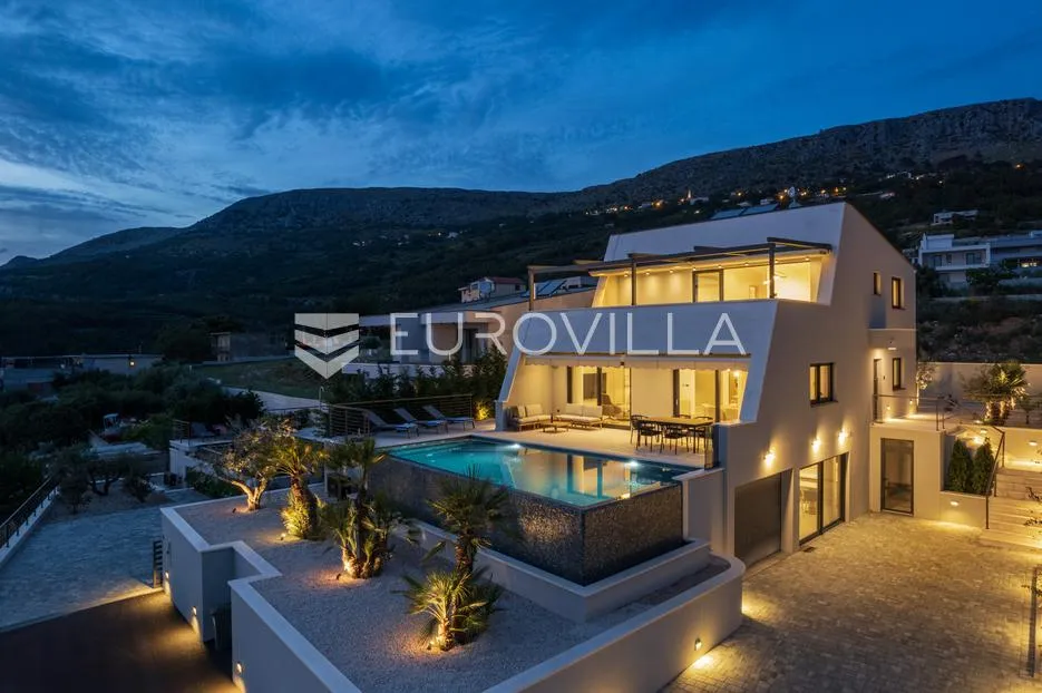 Split, Podstrana, urbana vila s bazenom, saunom, jacuzzijem i garažom