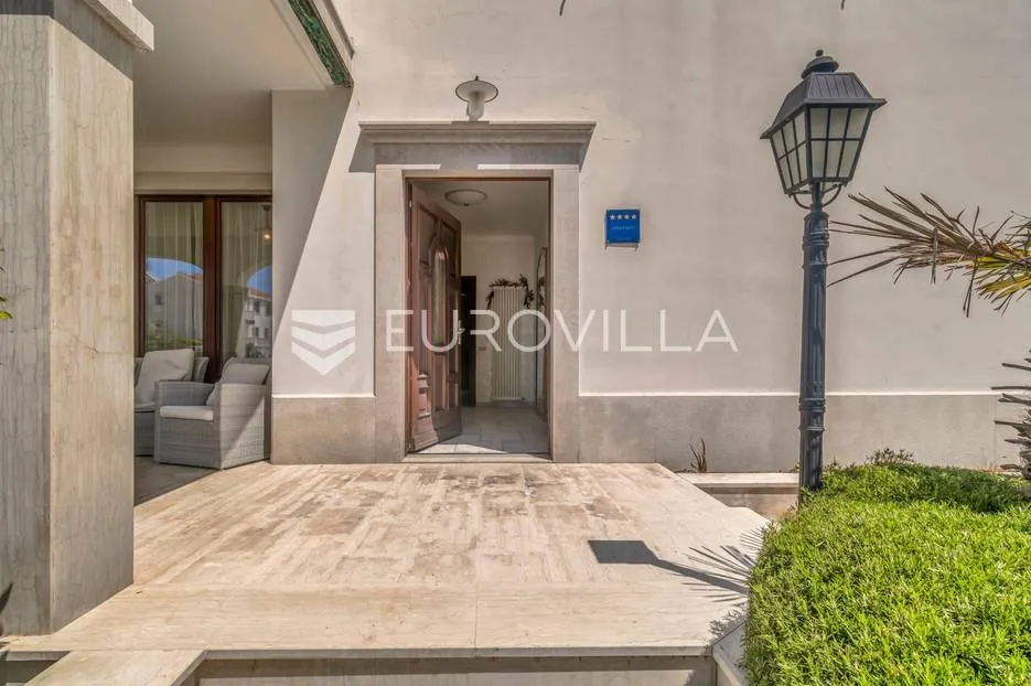 istra, umag - unikatna villa nkp 400 m2 na svega 30 m od mora - slika 38
