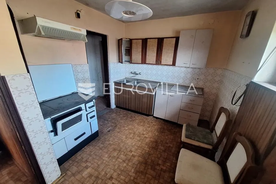 Ogulin, Sabljak Selo, kuća 350 m² s gospodarskim zgradama, 70 m do jezera Sabljaci