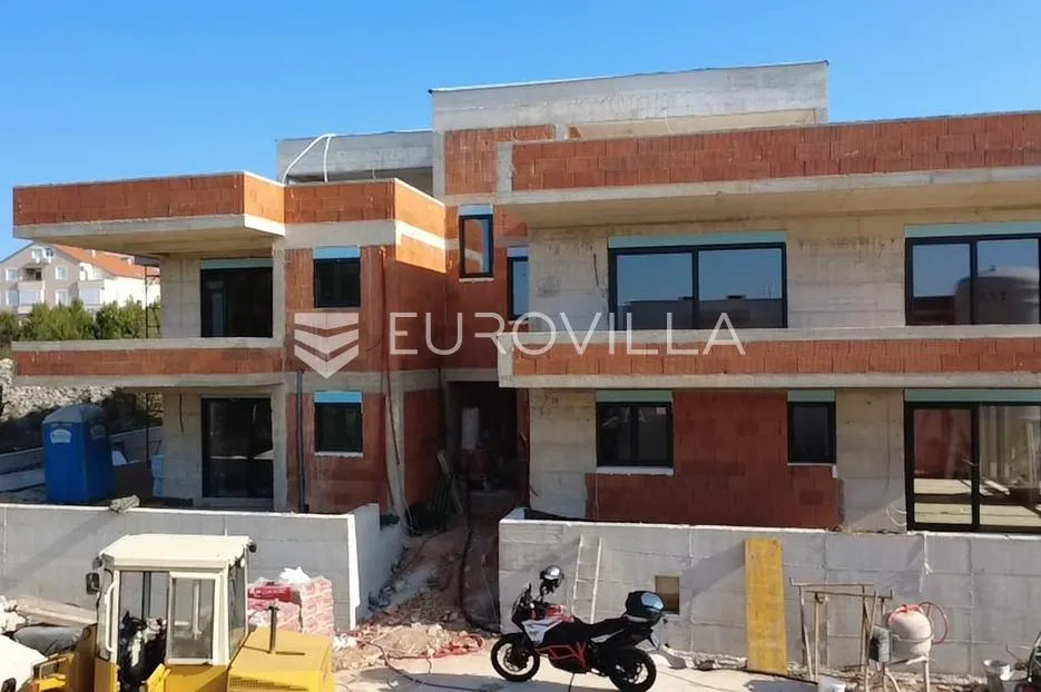 Vodice, prekrasan stan s krovnom terasom i bazenom, 143,49 m²