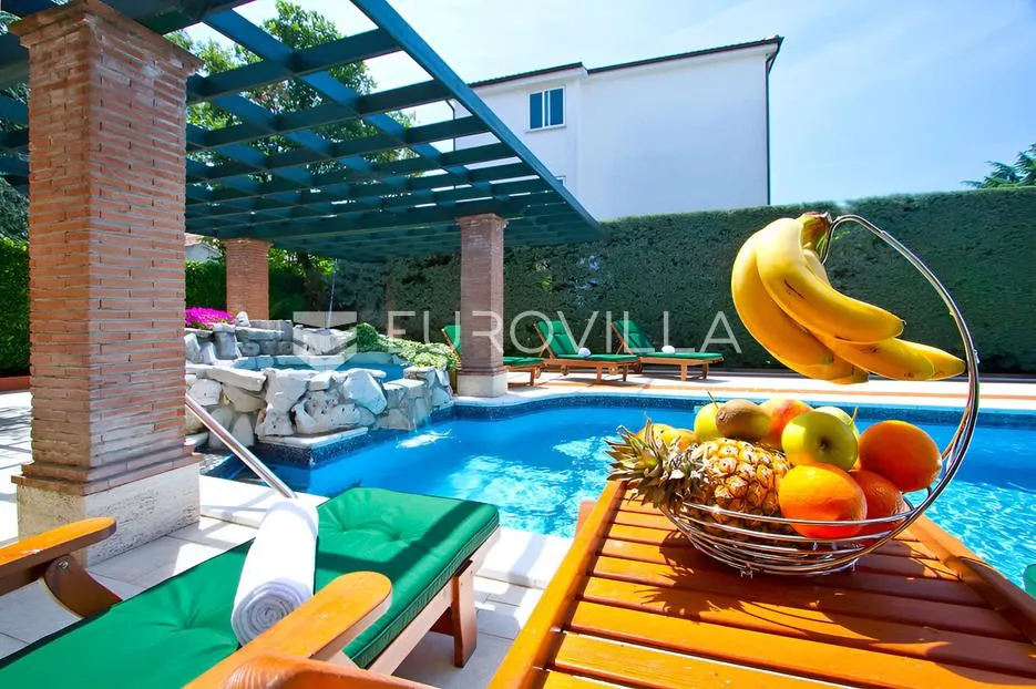 poreč, ekskluzivna vila s 430 m2, atraktivna lokacija - slika 13