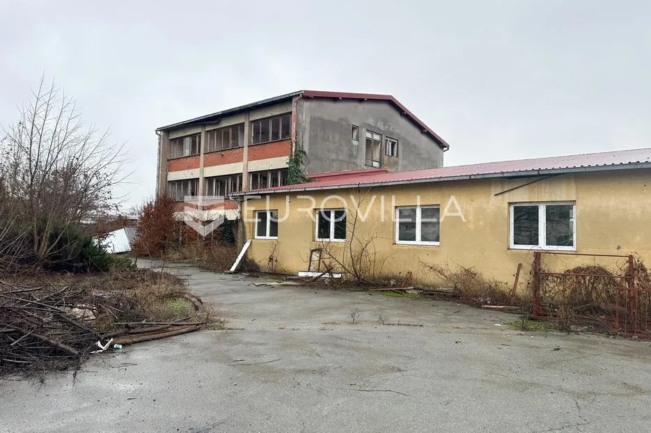Vinkovci, Kanovci, skladišno, proizvodni pogon na zemljištu 5150 m²; odlična lokacija