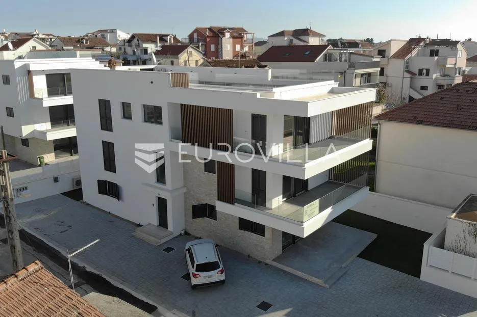 vodice, novogradnja, prostran stan u centru mjesta, 117,53 m² - slika 2