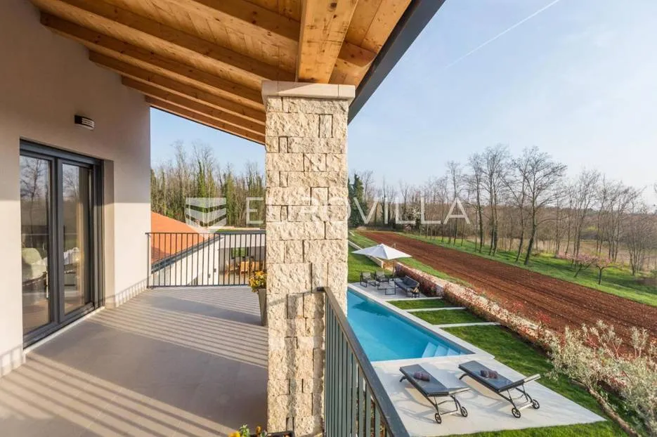 sveti lovreč, prekrasna vila s bazenom na uređenoj okućnici od 1874m2 - slika 18
