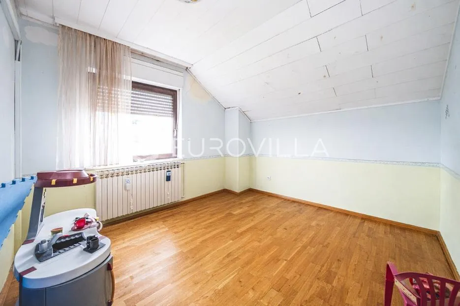 zagreb, lučko, obiteljska kuća s dva stana na parceli površine 1848 m² - slika 13