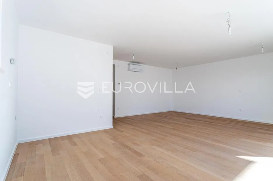 vodice, novogradnja, prostran apartman s dvorištem u centru mjesta, 148,24 m² - slika 4