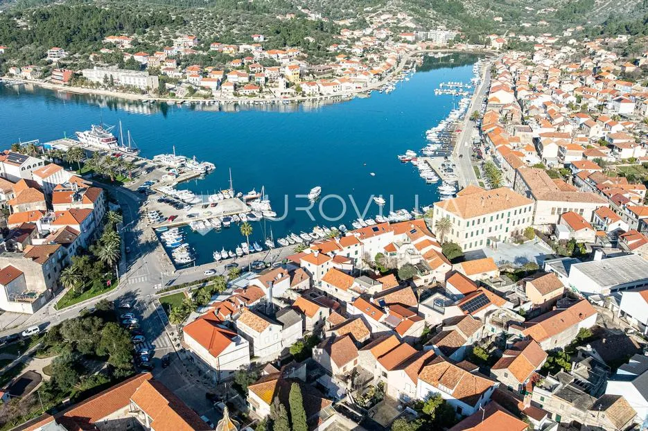 otok korčula, vela luka, kamena kuća u centru mjesta - slika 3