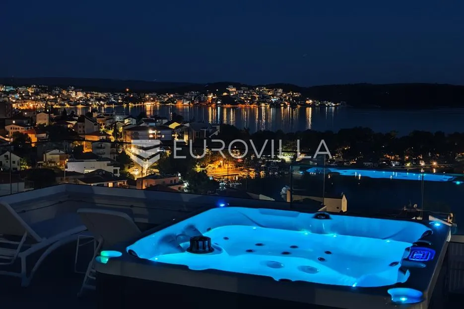 trogir, čiovo, dizajnerski uređen dvosoban stan s krovnom terasom garaža, jacuzzi - slika 19