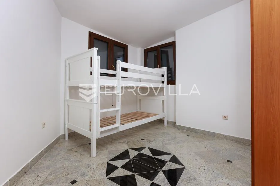 krk, uređen trosoban apartman, velika terasa s otvorenim pogledom - slika 12