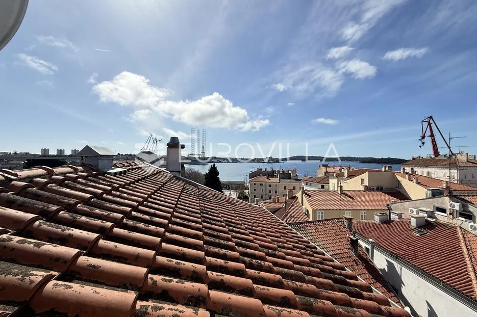 pula, strogi centar, prekrasni dizajnerski stan s galerijom i pogledom na more, 87,41 m² - slika 11