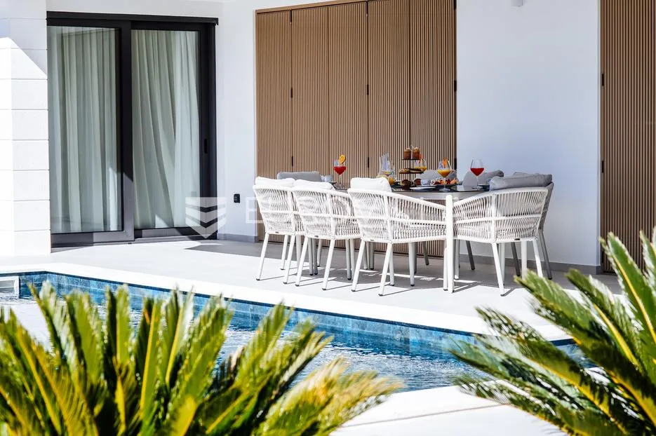 zadar, luksuzna vila s bazenom, savršen spoj elegancije i komfora - slika 4