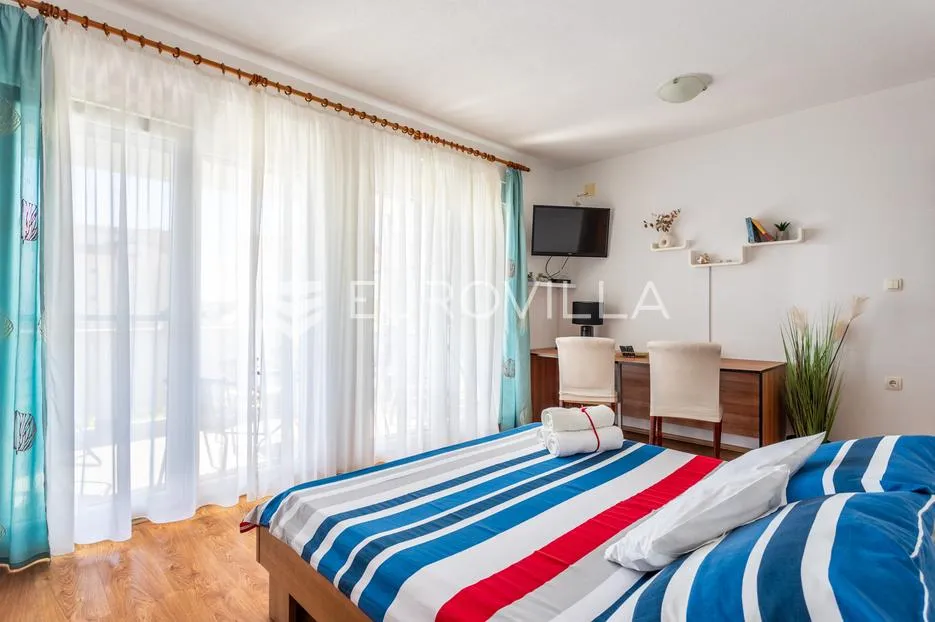 čiovo, okrug gornji, namještena kuća s četiri apartmana i prostranim dvorištem, treći red do mora - slika 20