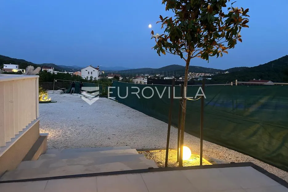 šibenik, bilice, moderna prizemnica s dvorištem - slika 18