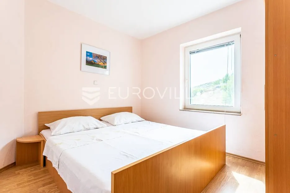 omiška rivijera- lokva rogoznica, apartmanska kuća s 8 stanova, udaljena 300 m od mora. - slika 38