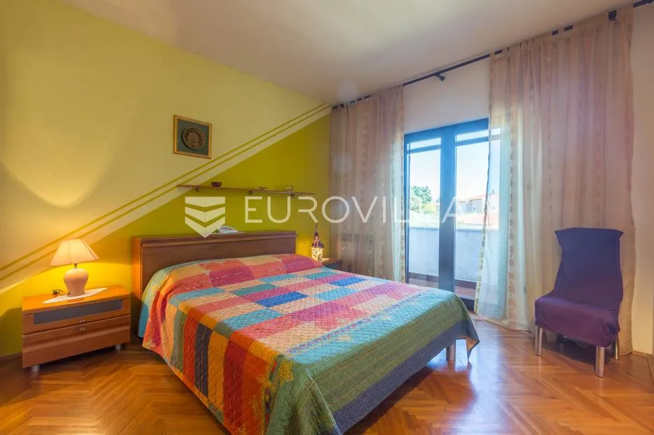pula, veli vrh, vila s 4 odvojena apartmana, bazenom i velikom okućnicom - slika 38