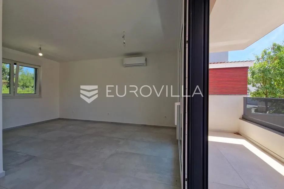 Vir, moderan jednosoban apartman u novogradnji, južna strana otoka
