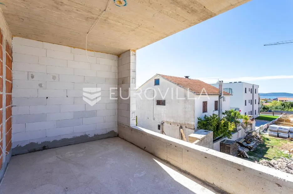 vodice, dvoetažni stan s bazenom i vrtom u izgradnji, 100,34 m² - slika 14