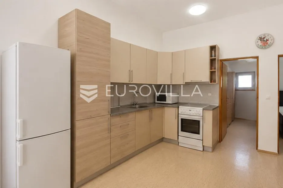 vir, kuća s dva apartmana, 6 spavaćih soba i velikim privatnim dvorištem - slika 25