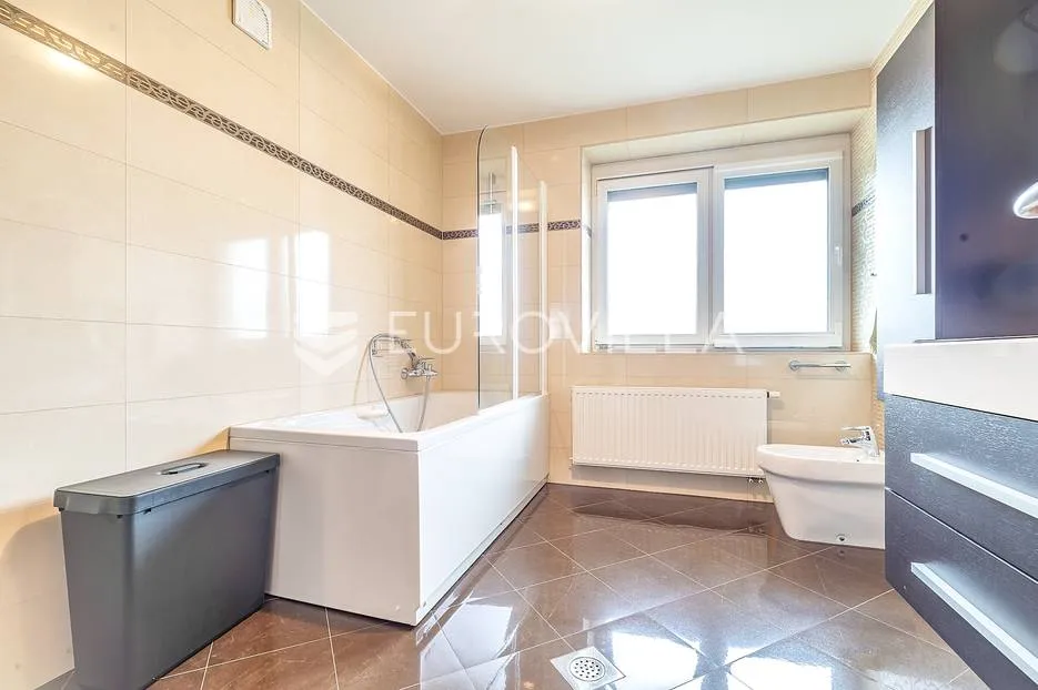 zagreb, podsused, obiteljska kuća nkp 450m2 s vanjskim bazenom - slika 14