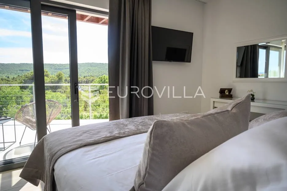 šibenik, prekrasna villa s bazenom i košarkaškim igralištem - slika 49