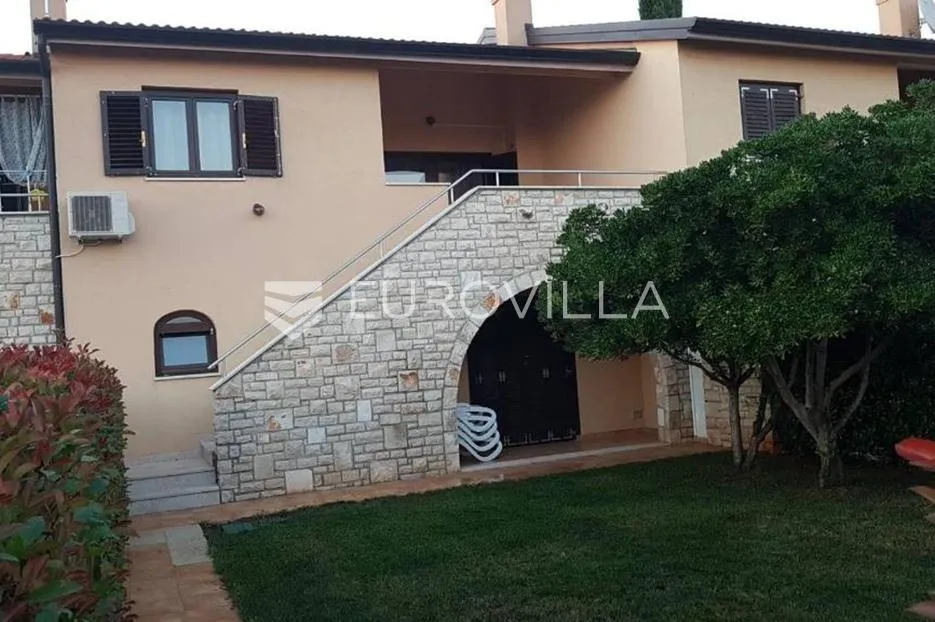 istra, kaštelir, šarmantna kuća sa zajedničkim bazenom - slika 1