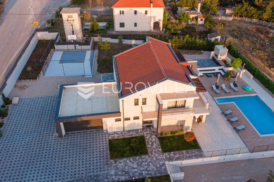 šibenik, prekrasna villa s bazenom i košarkaškim igralištem - slika 7