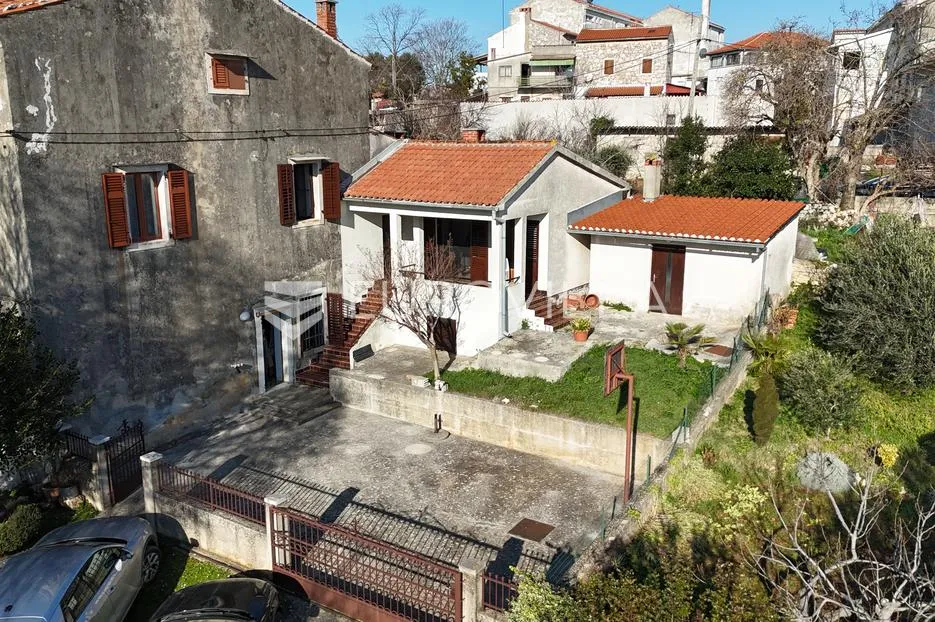 istra, poreč okolica, kuća s dva stana i dvorištem na mirnoj lokaciji - slika 2